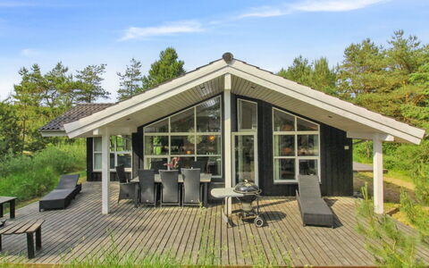 Arlett - 950M from the Sea: Blau, Strauch, Hütte, Ground, Garten, Estate, Schatten, Landscaping, Bauernhaus, Eco Hotel