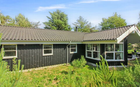 Arlett - 950M from the Sea: Blau, Strauch, Hütte, Ground, Garten, Estate, Schatten, Landscaping, Bauernhaus, Eco Hotel