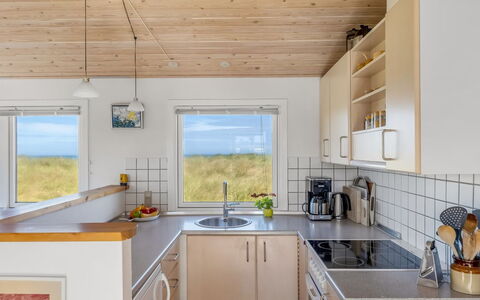 Nikoletta - 50M from the Sea: Holz, Flooring, Decke, Küche, Küchengerät, Holzbeize, Hartholz, Haushaltsgerät, Holzboden, Sperrholz