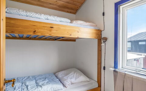 Nikoletta - 50M from the Sea: Holz, Schlafzimmer, Etagenbett, Bett, Decke, Fussboden, Bedding, Bettrahmen, Holzbeize, Bettdecke