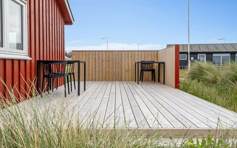 Nikoletta - 50M from the Sea: Holz, Holzboden, Planke, Deck, Hartholz, Fussboden, Verbundwerkstoff, Holzbeize, Sperrholz, Promenade