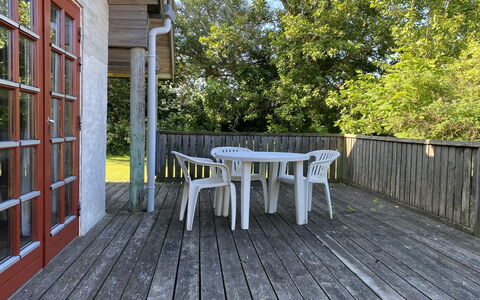 Henke - 100M from the Sea: Holz, Veranda, Holzboden, Hartholz, Deck, Planke, Verbundwerkstoff, Holzbeize, Gartenmöbel, Hütte