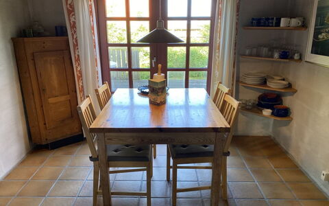 Henke - 100M from the Sea: Möbel, Stuhl, Flooring, Esszimmer, Tabelle, Fussboden, Interior Design, Küche & Esszimmer Tisch, Holz, Zimmer