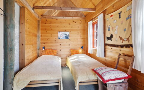 Henke - 100M from the Sea: Schlafzimmer, Holz, Möbel, Bett, Flooring, Fussboden, Interior Design, Haus, Zuhause, Zimmer