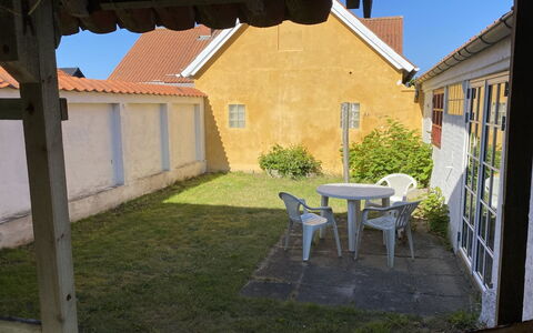 Bedri - 100M from the Sea: Haus, Zuhause, Hütte, Tür, Hinterhof, Garten, Schatten, Rasen, Garten, Gartenmöbel