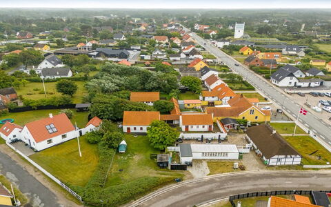 Bedri - 100M from the Sea: Wohngebiet, Gebäude, Haus, Dach, Zuhause, Vorort, Stadtgebiet, Nachbarschaft, Strasse, \Stadt