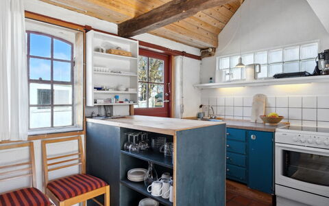 Bedri - 100M from the Sea: Möbel, Küche, Flooring, Countertop, Interior Design, Holz, Fussboden, Cabinetry, Küchengerät, Decke