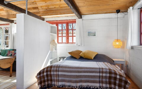Bedri - 100M from the Sea: Möbel, Interior Design, Flooring, Wand, Fussboden, Holz, Decke, Schlafzimmer, Bett, Zimmer