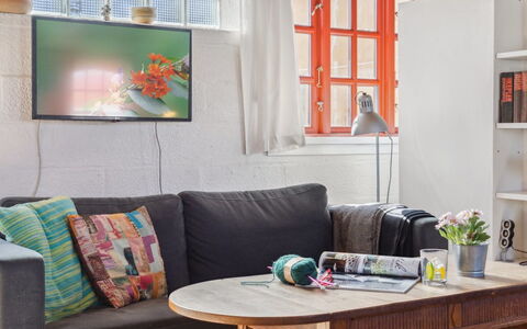 Bedri - 100M from the Sea: Möbel, Interior Design, Couch, Wohnzimmer, Flooring, Elektronisches Gerät, Beleuchtung, Tabelle, Zimmer, Fussboden