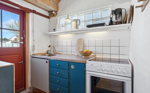 Bedri - 100M from the Sea: Holz, Küche, Flooring, Fussboden, Countertop, Küchengerät, Cabinetry, Major Appliance, Herd, Zimmer