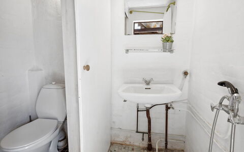 Bedri - 100M from the Sea: Wand, Armatur, Badezimmer, Bad Sink, Toilleten Sitz, Sinken, Fussboden, Flooring, Toilette, Installation