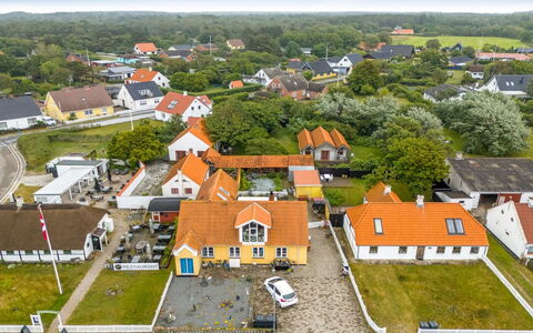 Bedri - 100M from the Sea: Wohngebiet, Gebäude, Haus, Dach, Zuhause, Vorort, Nachbarschaft, Vogelperspektive, \Stadt, Die Architektur