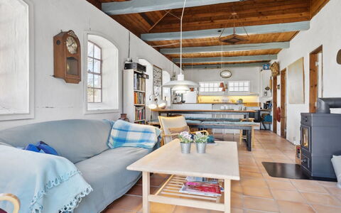 Natalija - 100M from the Sea: Möbel, Interior Design, Couch, Flooring, Holz, Decke, Fussboden, Tabelle, Wohnzimmer, Zimmer