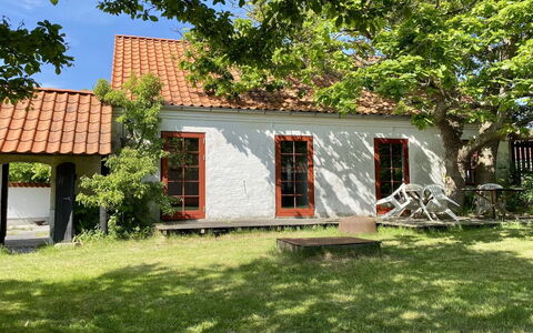 Natalija - 100M from the Sea: Gebäude, Haus, Zuhause, Hütte, Wohngebiet, Dach, Tür, Menschliche Siedlung, Rasen