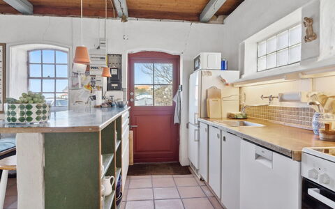 Natalija - 100M from the Sea: Küche, Flooring, Holz, Möbel, Countertop, Interior Design, Decke, Cabinetry, Fussboden, Major Appliance