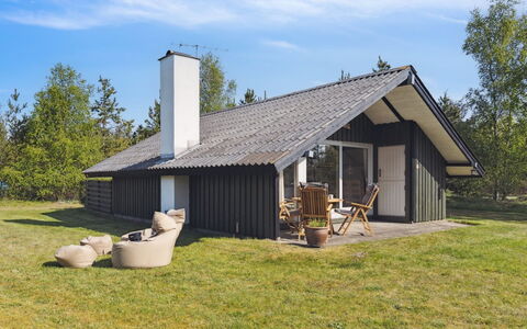 Irlin - 600M from the Sea: Decke, Flooring, Interior Design, Fussboden, Verbundwerkstoff, Möbel, Resort, Hotel, Design, Daylighting