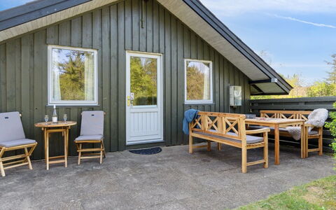 Irlin - 600M from the Sea: Decke, Flooring, Interior Design, Fussboden, Verbundwerkstoff, Möbel, Resort, Hotel, Design, Daylighting