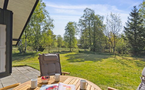 Irlin - 600M from the Sea: Decke, Flooring, Interior Design, Fussboden, Verbundwerkstoff, Möbel, Resort, Hotel, Design, Daylighting