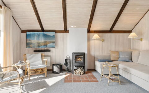 Irlin - 600M from the Sea: Möbel, Interior Design, Flooring, Fussboden, Decke, Holz, Couch, Zimmer, Wohnzimmer, Beleuchtung