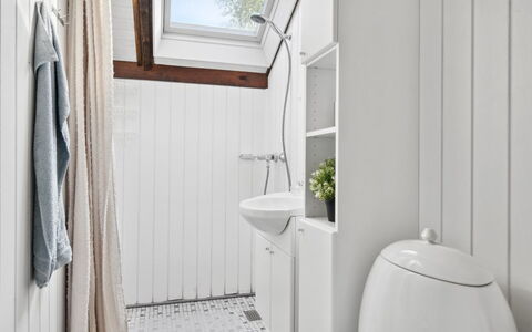 Irlin - 600M from the Sea: Wand, Armatur, Interior Design, Flooring, Badezimmer, Fussboden, Installation, Zuhause, Zapfhahn, Decke