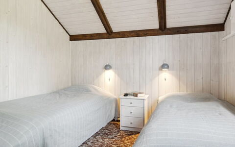 Irlin - 600M from the Sea: Wand, Flooring, Fussboden, Holz, Decke, Interior Design, Schlafzimmer, Zimmer, Bett, Holzboden