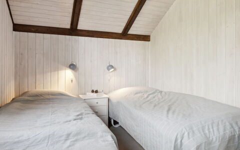 Irlin - 600M from the Sea: Wand, Holz, Flooring, Fussboden, Decke, Schlafzimmer, Interior Design, Bett, Zimmer, Linens