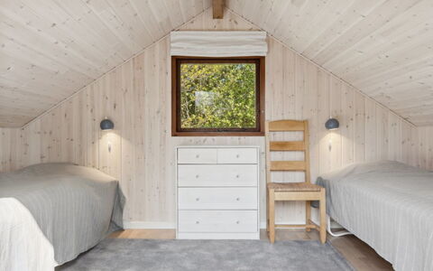 Irlin - 600M from the Sea: Holz, Schlafzimmer, Decke, Interior Design, Bett, Flooring, Fussboden, Möbel, Zuhause, Zimmer