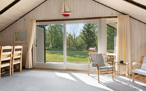 Irlin - 600M from the Sea: Holz, Decke, Flooring, Interior Design, Möbel, Fussboden, Zimmer, Stuhl, Wohnzimmer, Schatten