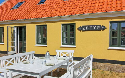 Svenger - 350M from the Sea: Möbel, Interior Design, Flooring, Holz, Fussboden, Decke, Holzboden, Stuhl, Tabelle, Beleuchtung