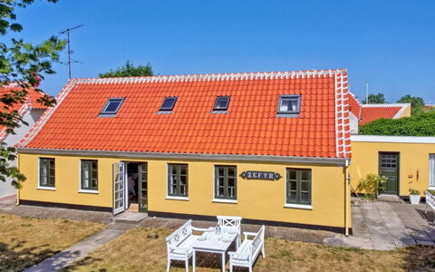 Svenger - 350M from the Sea: Möbel, Interior Design, Flooring, Holz, Fussboden, Decke, Holzboden, Stuhl, Tabelle, Beleuchtung