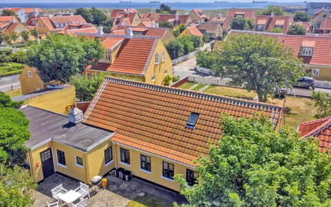 Svenger - 350M from the Sea: Möbel, Interior Design, Flooring, Holz, Fussboden, Decke, Holzboden, Stuhl, Tabelle, Beleuchtung