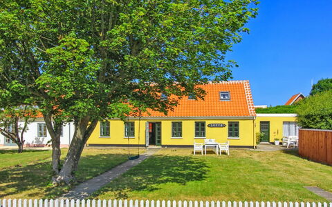 Svenger - 350M from the Sea: Möbel, Interior Design, Flooring, Holz, Fussboden, Decke, Holzboden, Stuhl, Tabelle, Beleuchtung