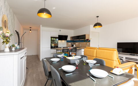 Cancale 160: Tabelle, Eigentum, Cabinetry, Möbel, Countertop, Stuhl, Holz, Interior Design, Flooring, Küche