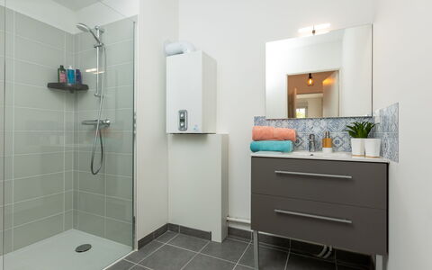 Cancale 160: Spiegel, Cabinetry, Armatur, Duschkopf, Badezimmerschrank, Zapfhahn, Gebäude, Dusche, Badezimmer