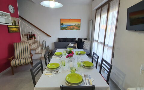 La Butterfly: Tabelle, Möbel, Bilderrahmen, Geschirr, Grün, Stuhl, Interior Design, Fussboden, Flooring, Wohnzimmer