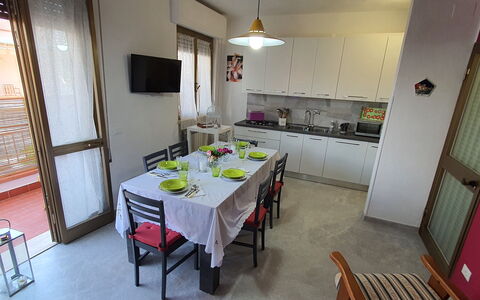 La Butterfly: Möbel, Countertop, Cabinetry, Tabelle, Stuhl, Küche, Sinken, Fussboden, Flooring, Grundeigentum