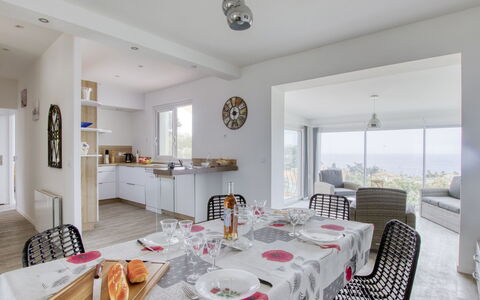 La Bellanda: Tabelle, Möbel, Eigentum, Bilderrahmen, Geschirr, Stuhl, Interior Design, Küche & Esszimmer Tisch, Tischdecke, Flooring