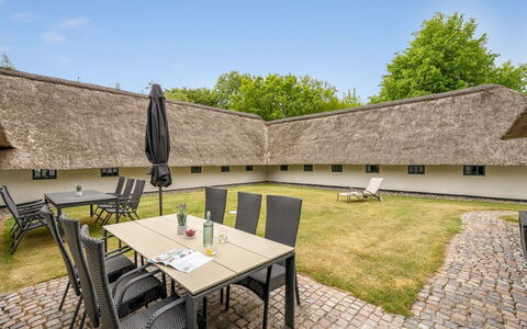 Tatiane - 10Km from the Sea: Dach, Haus, Zuhause, Hütte, Abstellgleis, Estate, Auffahrt, Gartenbauten, Garten, Schuppen