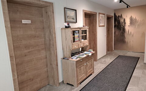 Hippach 500: Bilderrahmen, Cabinetry, Eigentum, Möbel, Holz, Gebäude, Die Architektur, Zimmerpflanze, Flooring, Fussboden