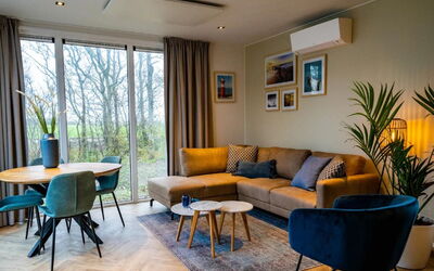 Wanneperveen 300: Pflanze, Möbel, Tabelle, Eigentum, Couch, Interior Design, Holz, Fussboden, Zimmerpflanze, Flooring