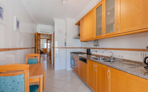 Sunny Beach Casa-M: Holz, Flooring, Fussboden, Wohnung, Holzbeize, Hartholz, Lack, Holzboden, Küche, Cabinetry