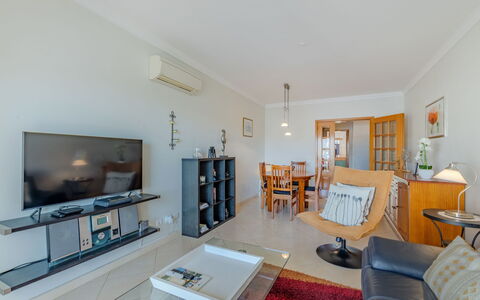Sunny Beach Casa-M: Flooring, Interior Design, Fussboden, Zimmer, Decke, Möbel, Wohnzimmer, Fernsehen, Wohnung, Couch