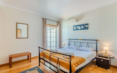 Sunny Beach Casa-M: Möbel, Interior Design, Fussboden, Flooring, Bett, Decke, Schlafzimmer, Zimmer, Bettrahmen, Wohnung