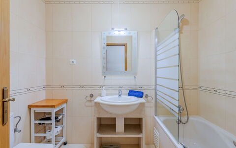 Sunny Beach Casa-M: Armatur, Badezimmer, Flooring, Fussboden, Interior Design, Sinken, Zapfhahn, Bad Sink, Installation, Decke