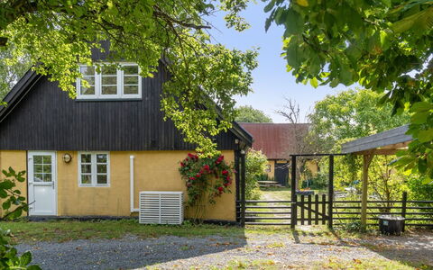 Hansen - 5.2Km from the Sea: Dach, Haus, Grundstueck, Zuhause, Hütte, Estate, Gartenbauten, Schatten, Blockhaus, Landscaping