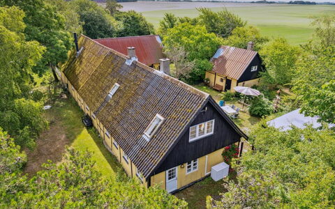 Hansen - 5.2Km from the Sea: Dach, Haus, Grundstueck, Zuhause, Hütte, Estate, Gartenbauten, Schatten, Blockhaus, Landscaping
