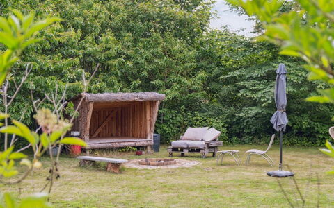 Hansen - 5.2Km from the Sea: Dach, Haus, Grundstueck, Zuhause, Hütte, Estate, Gartenbauten, Schatten, Blockhaus, Landscaping
