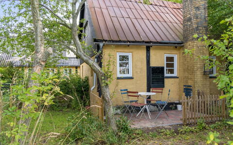 Hansen - 5.2Km from the Sea: Dach, Haus, Grundstueck, Zuhause, Hütte, Estate, Gartenbauten, Schatten, Blockhaus, Landscaping