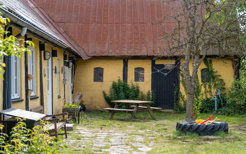 Hansen - 5.2Km from the Sea: Dach, Haus, Grundstueck, Zuhause, Hütte, Estate, Gartenbauten, Schatten, Blockhaus, Landscaping