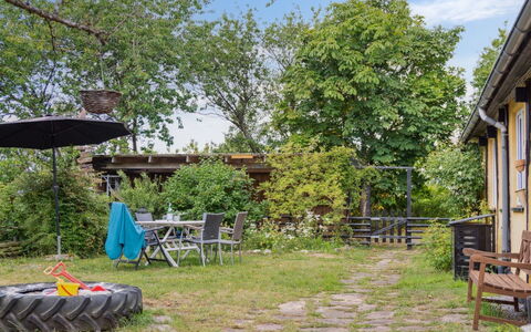 Hansen - 5.2Km from the Sea: Dach, Haus, Grundstueck, Zuhause, Hütte, Estate, Gartenbauten, Schatten, Blockhaus, Landscaping